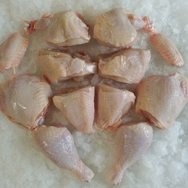 Poulet coupé au curry.